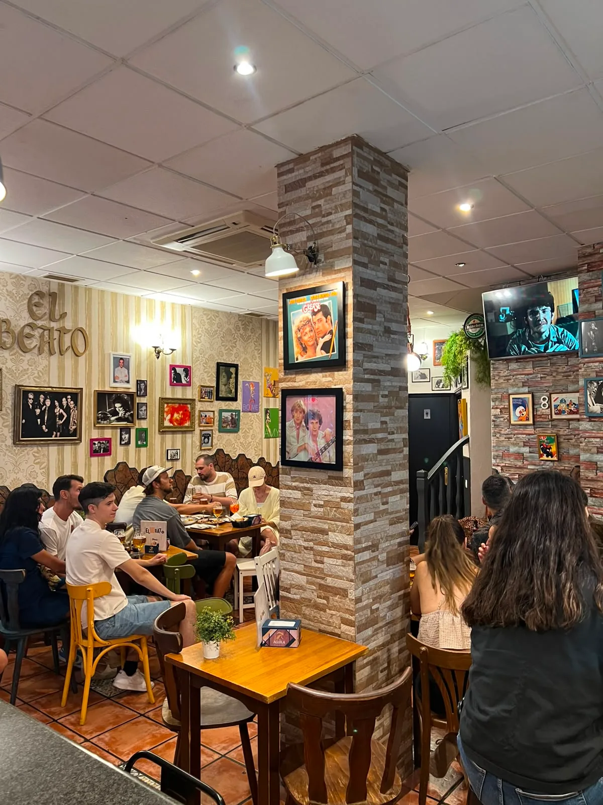 El comedor de la Tapería El Beato a la hora de comer