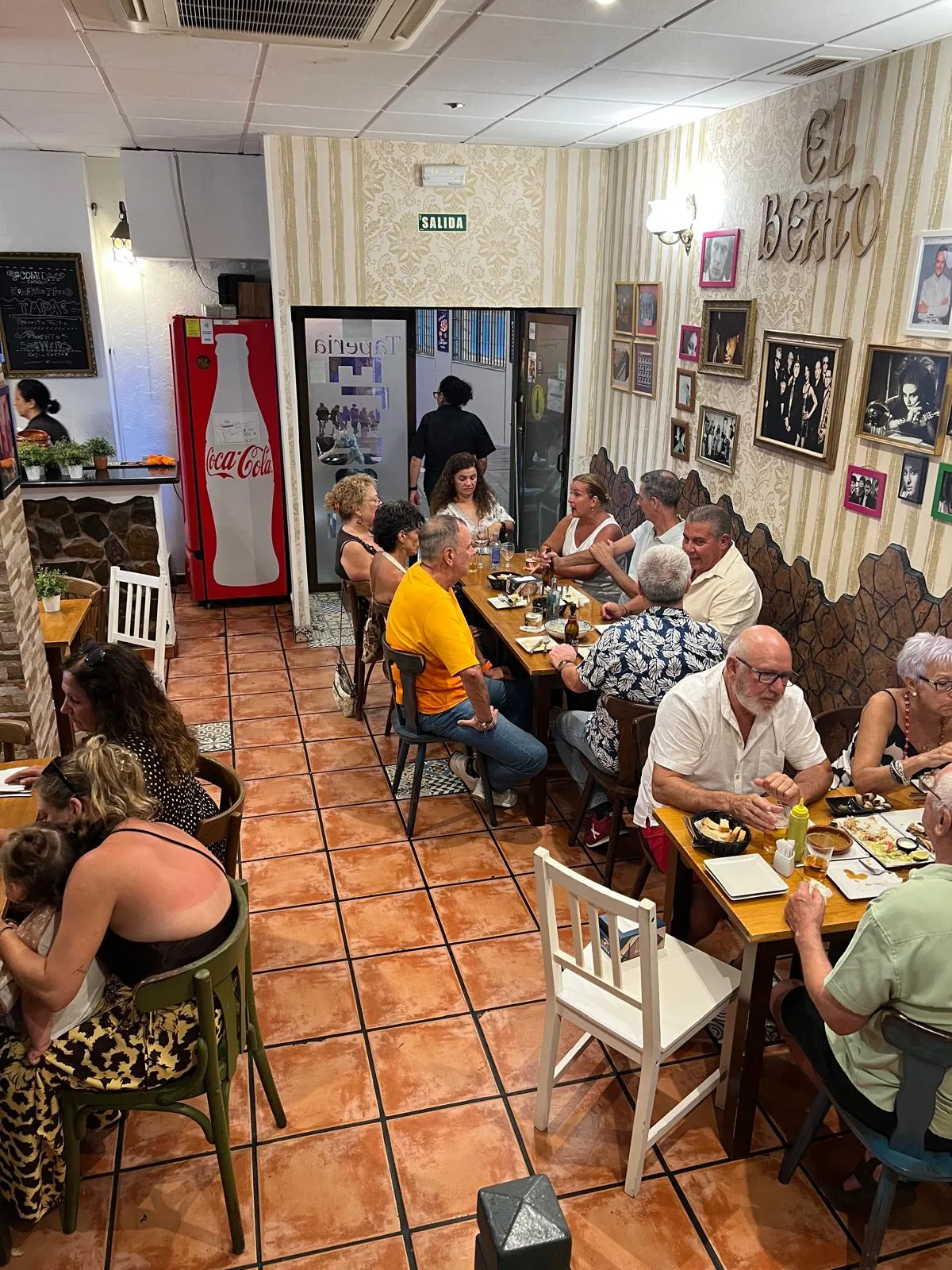 El comedor de la Tapería El Beato, lleno una noche de verano