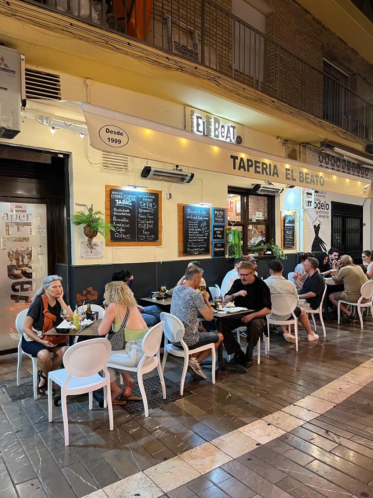 La fachada de la Tapería El Beato y la terraza en Calle Beatas